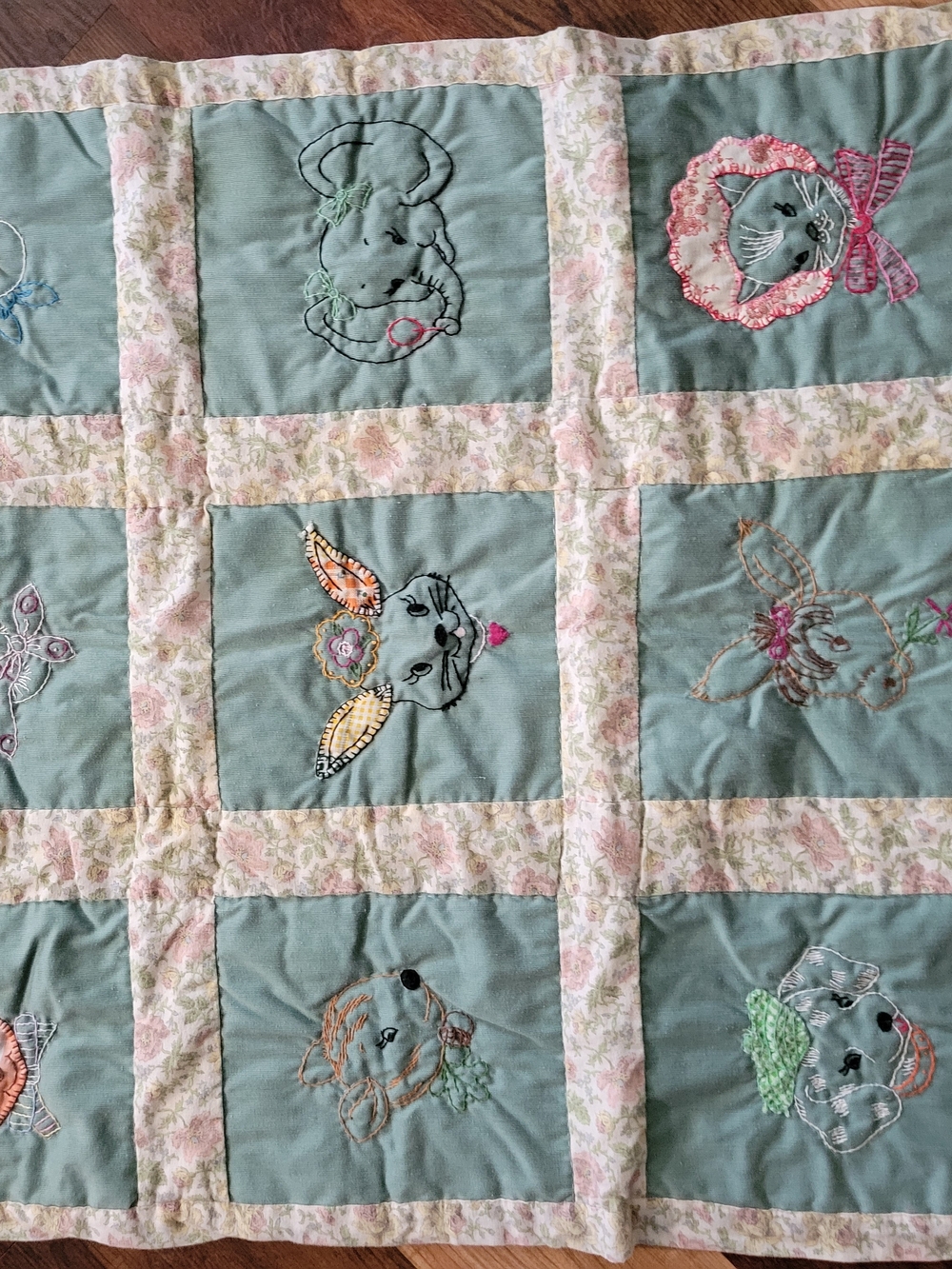 Vtg 1940s Handmade Embroidered Baby Quilt Alice Brooks 7266 Animals In Hats 31x3